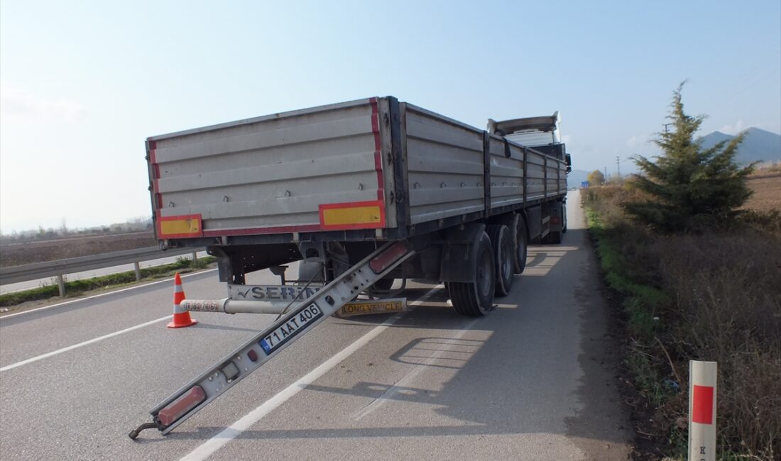 TOKAT (AA) – Tokat'ın Turhal ilçesinde otomobil ile tırın çarpışması