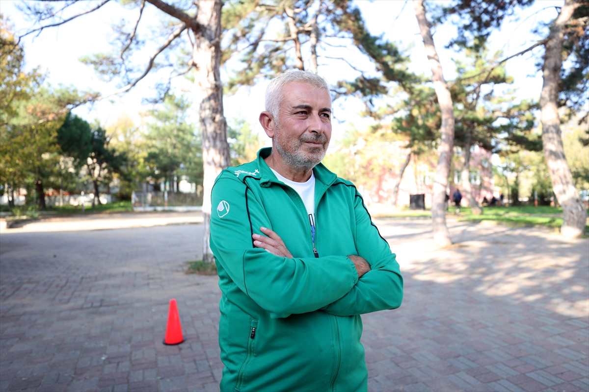 - Kırklareli'nde beden eğitimi öğretmeni olarak görev yapan Tolga Akkuş,