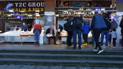 TRABZON (AA) – Trabzon'da bol miktarda avlanan hamsi, balıkçı tezgahlarında