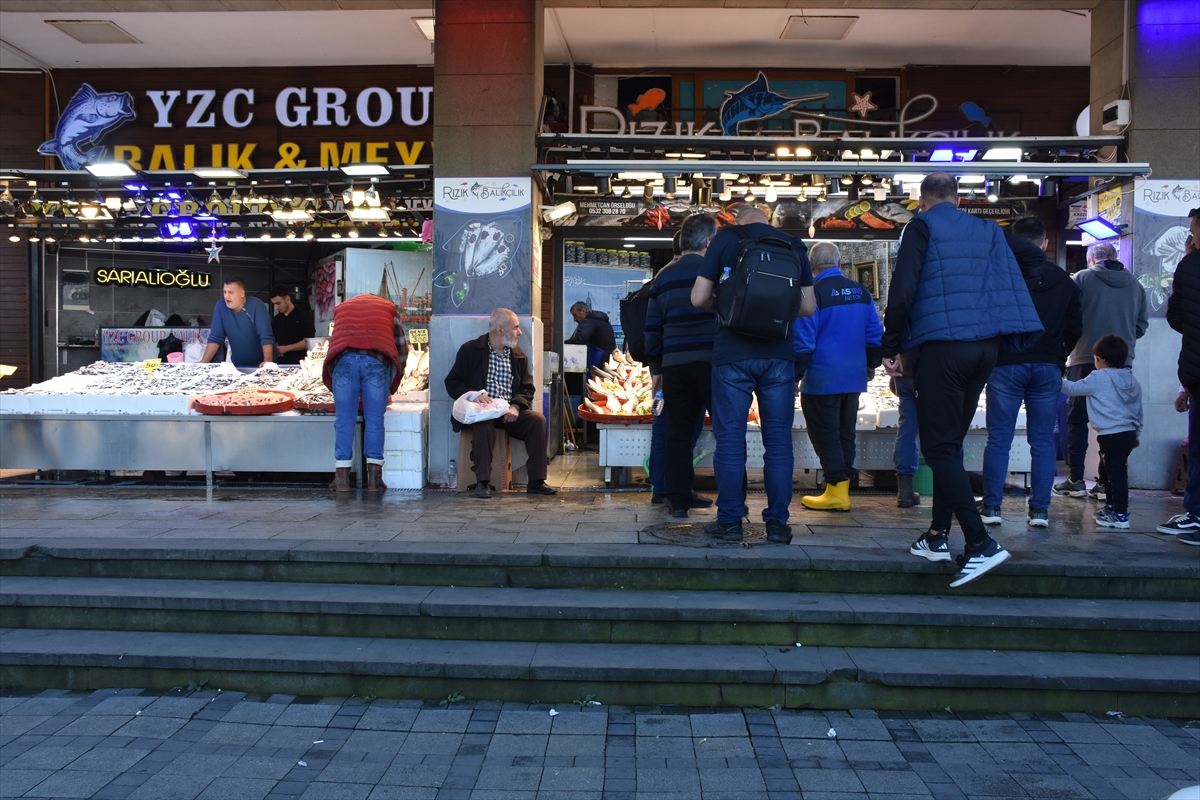 TRABZON (AA) – Trabzon'da bol miktarda avlanan hamsi, balıkçı tezgahlarında