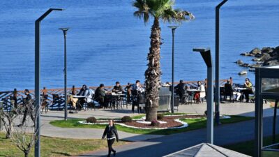 TRABZON (AA) – Trabzon'da güneşli havayı değerlendirmek isteyen vatandaşlar sahilde