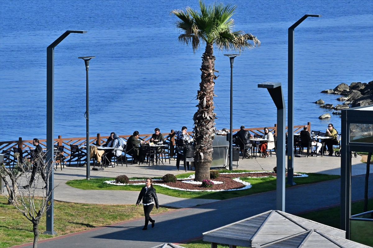 TRABZON (AA) – Trabzon'da güneşli havayı değerlendirmek isteyen vatandaşlar sahilde