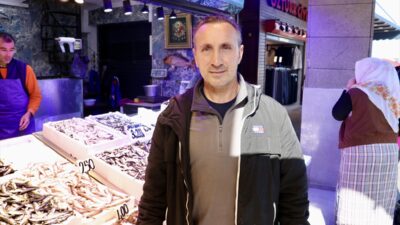 TRABZON (AA) – Trabzon'da balıkçı tezgahlarını süsleyen hamsinin kilogramı 75