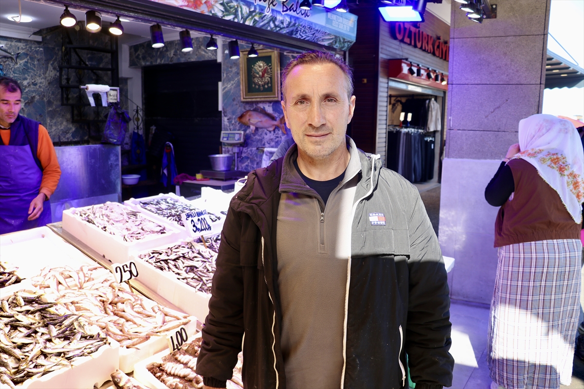 TRABZON (AA) – Trabzon'da balıkçı tezgahlarını süsleyen hamsinin kilogramı 75