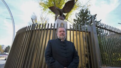 - Macar heykeltıraş Istvan Böjte Horvath:
- "Tuğrul kuşu, Türk halklarının