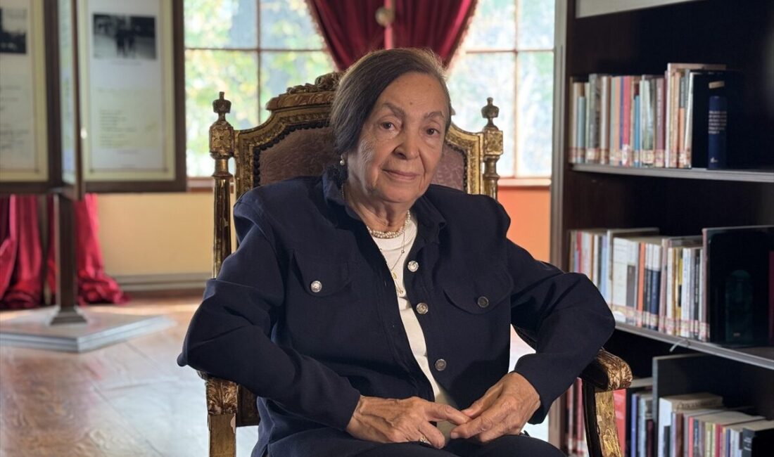 - Ahmet Hamdi Tanpınar'ın hayatta kalan son öğrencilerinden Gündüz Berker,