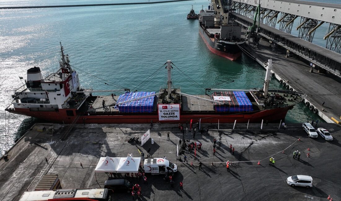 - Yaklaşık 800 ton insani yardım malzemesinin yer aldığı geminin