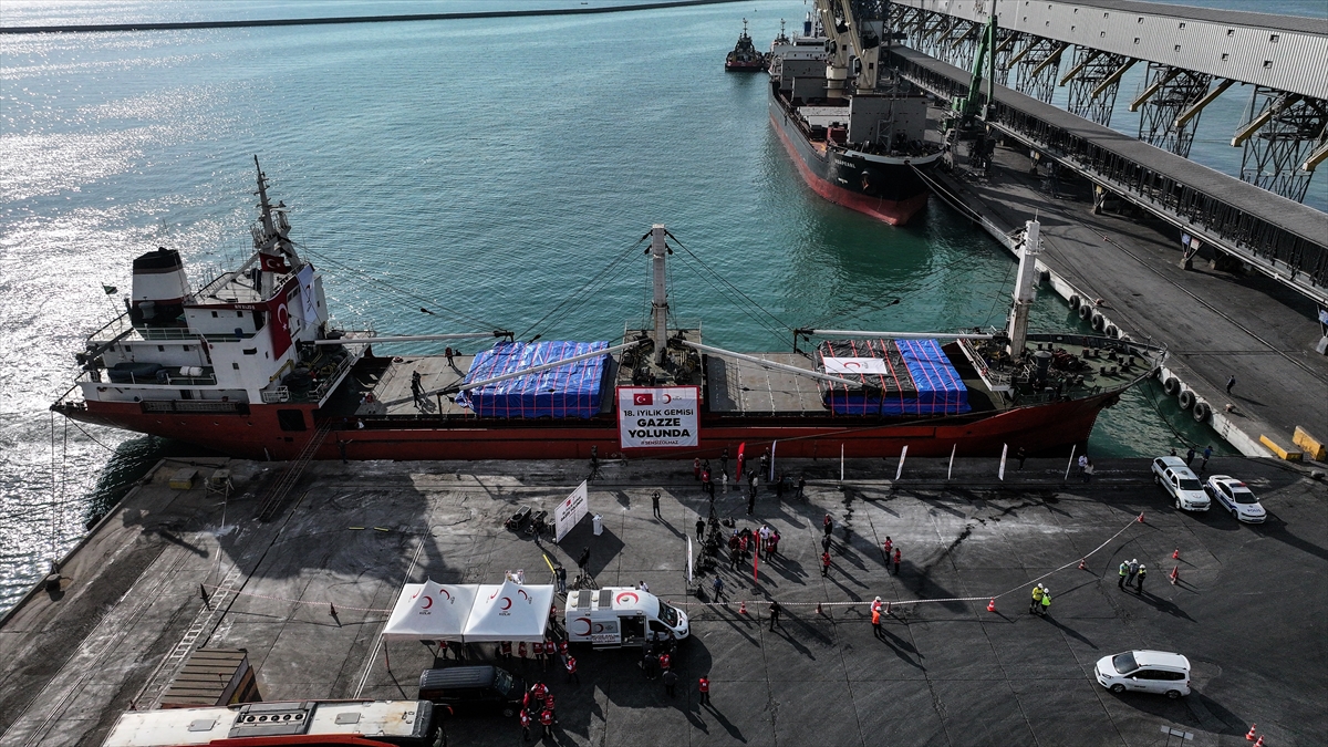 - Yaklaşık 800 ton insani yardım malzemesinin yer aldığı geminin