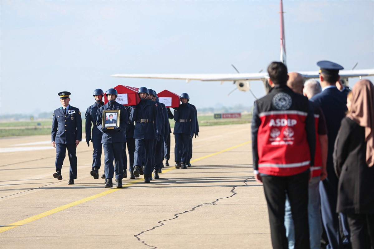 - Şehit Hava Pilot Binbaşı Serdar Uslu'nun cenazesi, Bursa'nın Yenişehir