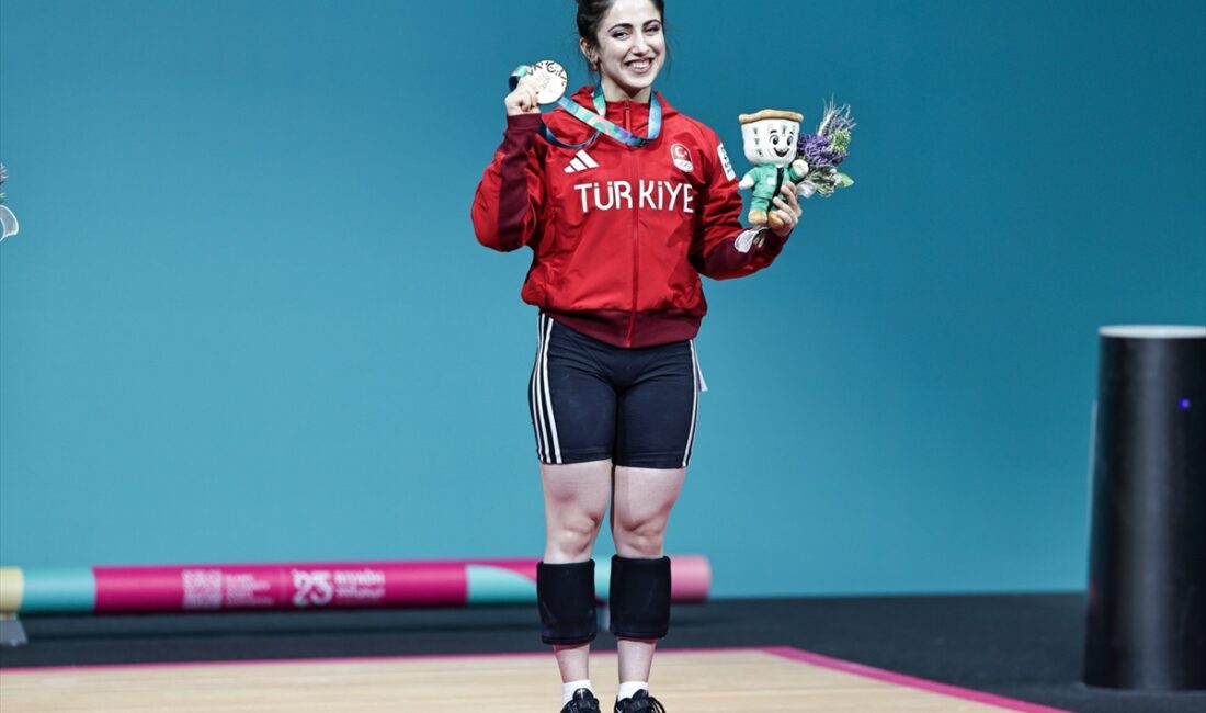 - Oyunlarda kadınlar 48 kiloda Türkiye'yi temsil eden Gamze Altun,