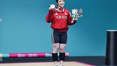 - Oyunlarda kadınlar 48 kiloda Türkiye'yi temsil eden Gamze Altun,