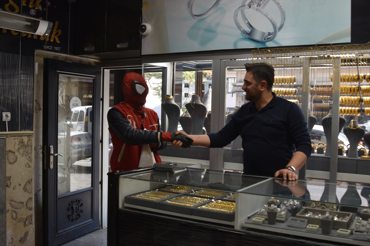 BİTLİS (AA) – Türkiye'yi "Örümcek Adam" kostümüyle gezme hayaliyle memleketi