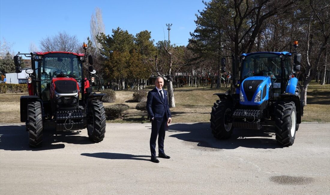 - TürkTraktör Şirket Lideri Matthieu Sejourne:
- "Liderliğimizi güçlendiren vizyonumuzu çiftçilerimizle