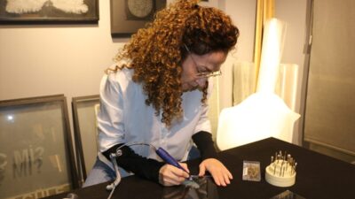 - Çağdaş cam sanatçısı Sevgi Taner Avcı, İtalya'daki 15'inci Floransa