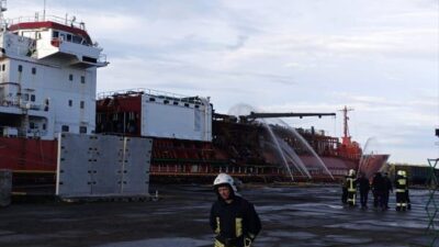 KİEV (AA) – Ukrayna'nın İzmail Limanı'nda tahliye sırasında isabet alan