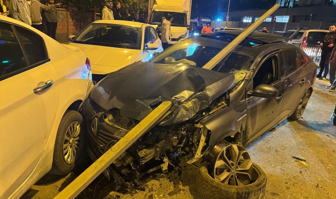 İSTANBUL (AA) – Ümraniye'de yön levhasına çarpan otomobilin sürücüsü yaralandı.