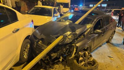 İSTANBUL (AA) – Ümraniye'de yön levhasına çarpan otomobilin sürücüsü yaralandı.