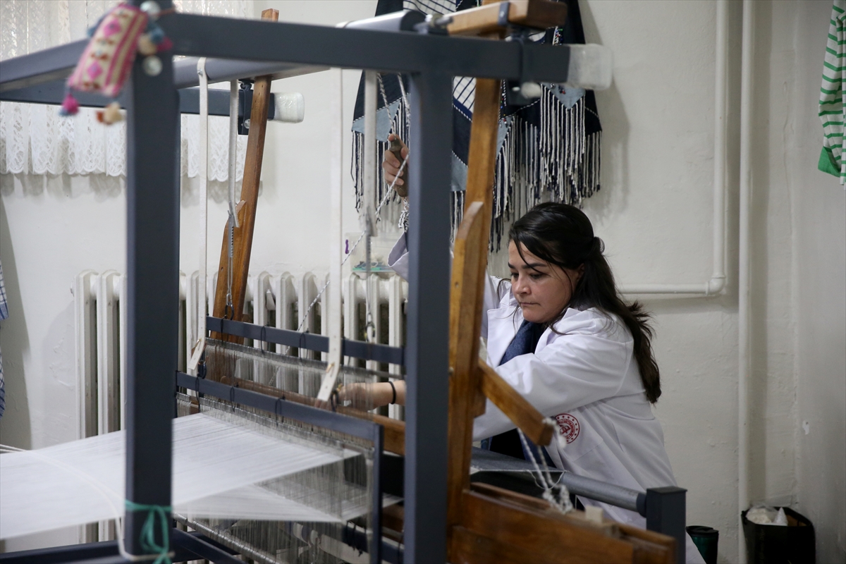 - Kayseri'de 1940'lı yıllarda Hacılar ilçesinde erkekler tarafından el tezgahlarında