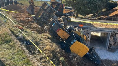UŞAK (AA) – Uşak'ın Sivaslı ilçesinde kepçenin devrilmesi sonucu 1