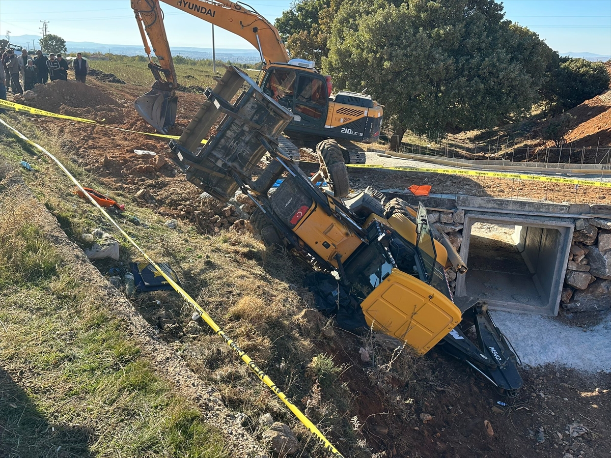 UŞAK (AA) – Uşak'ın Sivaslı ilçesinde kepçenin devrilmesi sonucu 1