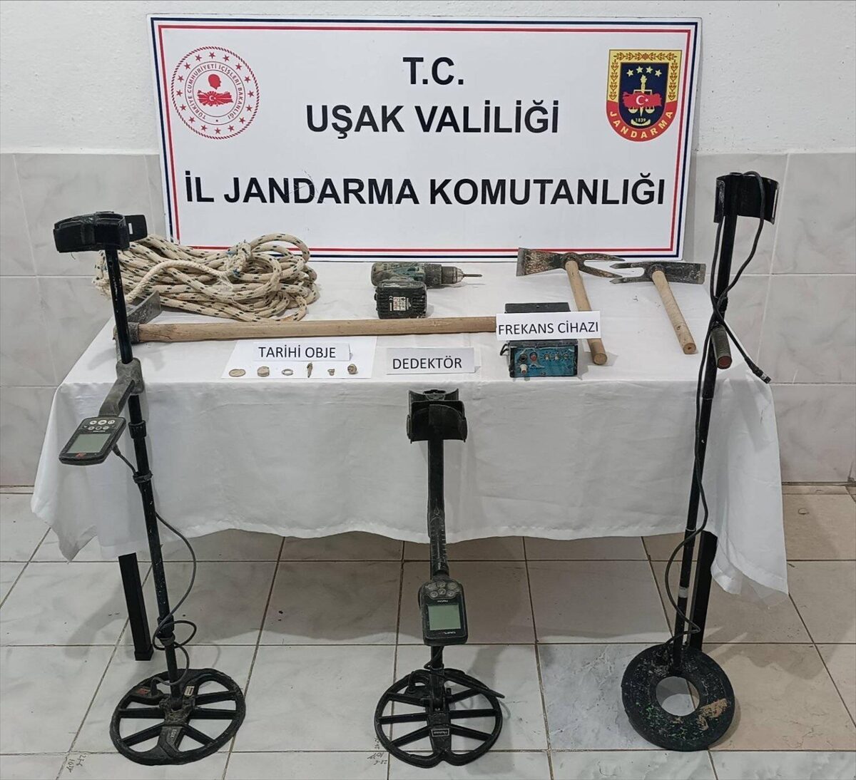 UŞAK (AA) – Uşak'ın Karahallı ilçesinde kaçak kazı yapan 3