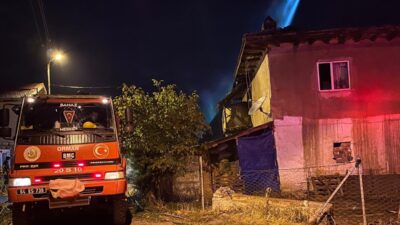 UŞAK (AA) – Uşak'ın Banaz ilçesinde, yıldırım düşmesi nedeniyle 2