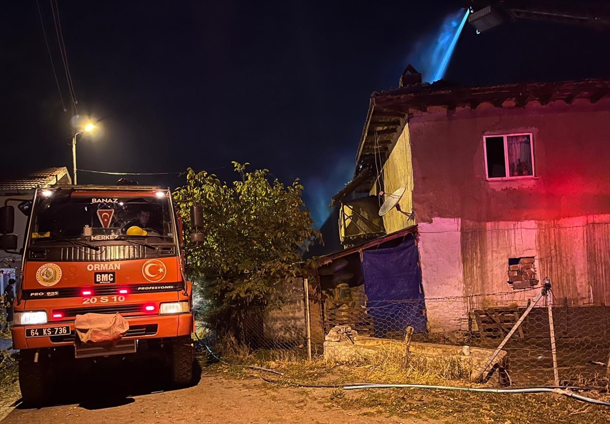 UŞAK (AA) – Uşak'ın Banaz ilçesinde, yıldırım düşmesi nedeniyle 2
