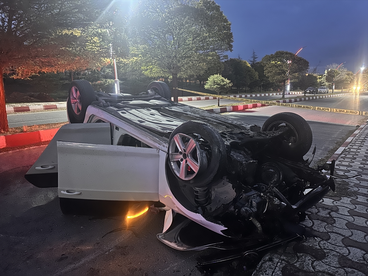 VAN (AA) – Van'ın Erciş ilçesinde takla atan otomobilin devrilmesi