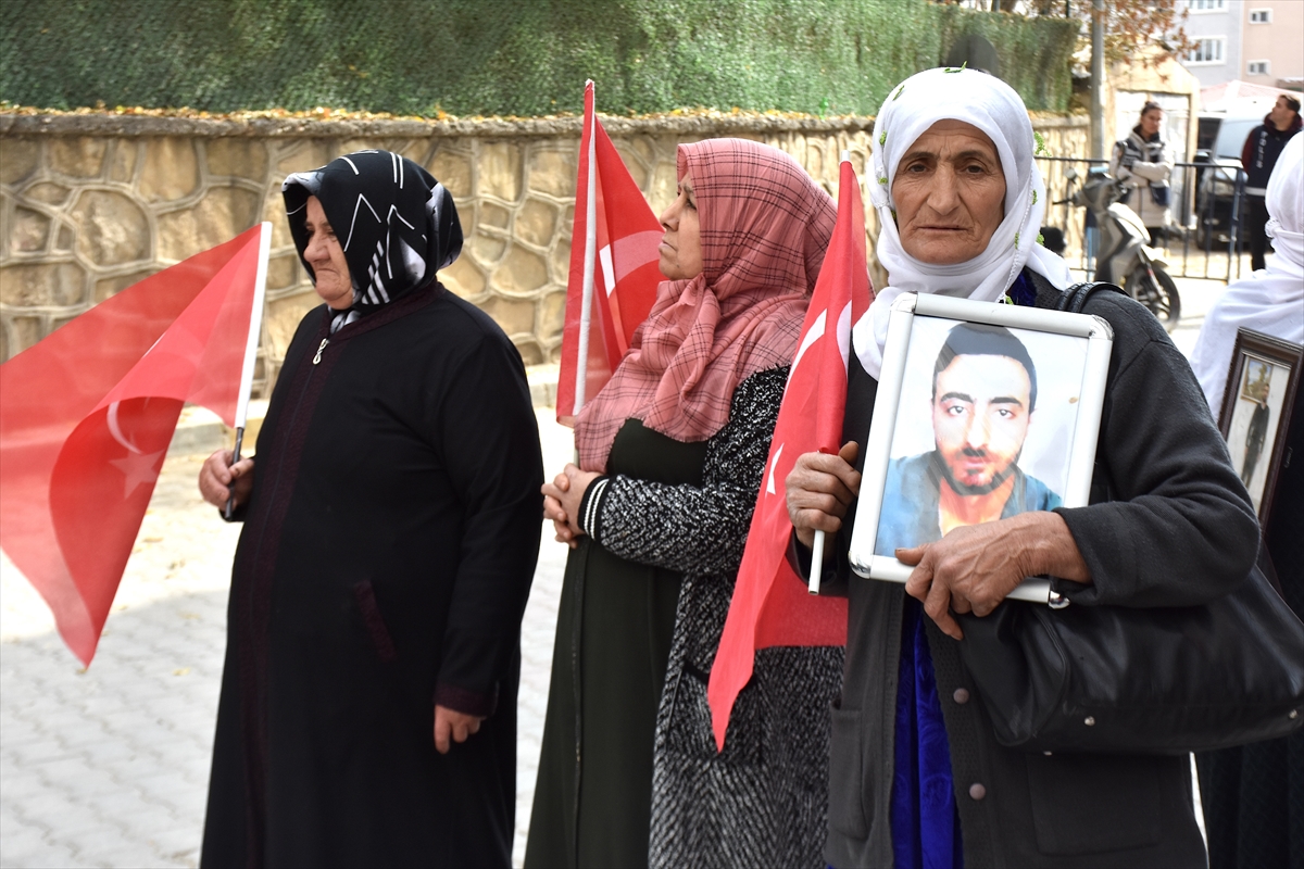 VAN (AA) – Van'da çocukları dağa kaçırılan aileler, DEM Parti