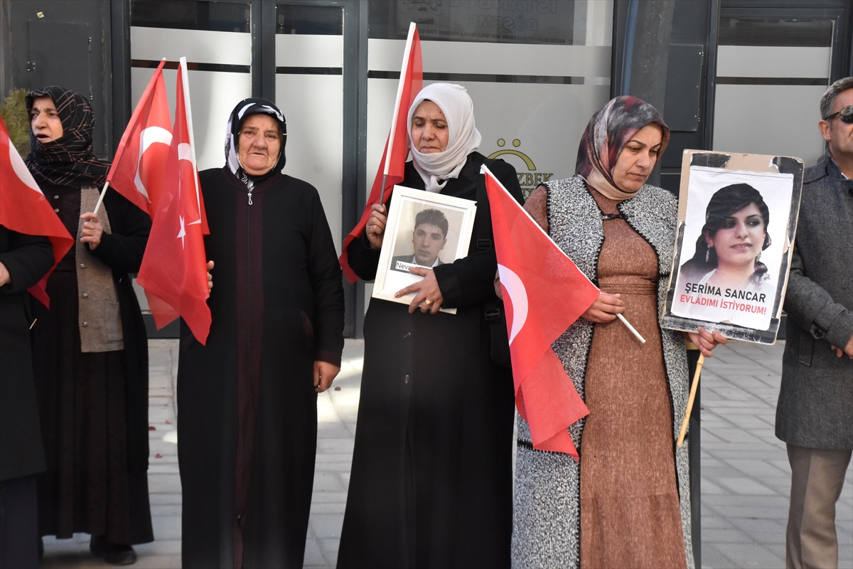 VAN (AA) – Van'da çocukları dağa kaçırılan aileler, DEM Parti