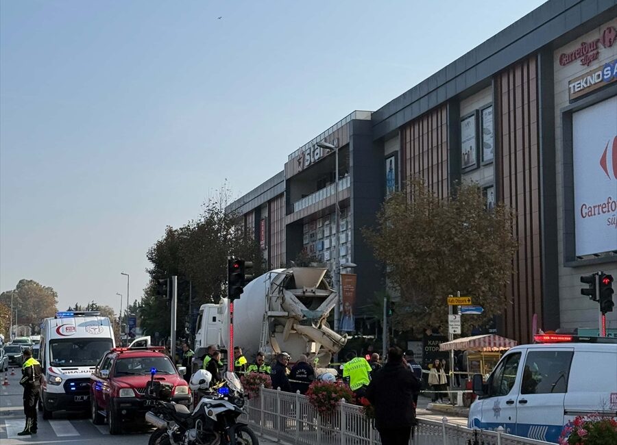 YALOVA (AA) – Yalova'da yolun karşısına geçmeye çalışırken beton mikserinin