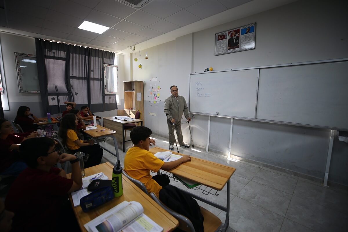 - Adana'daki Avukat Uğur Uçurum Ortaokulu'nda görev yapan din kültürü