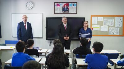 - Meslek hayatı boyunca birçok ilde öğretmenlik yapan 72 yaşındaki