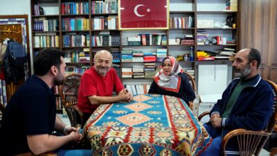 - Kitabevi Yayınları'nın sahibi Mehmet Varış:
- "Kitapçıların yan yana olması