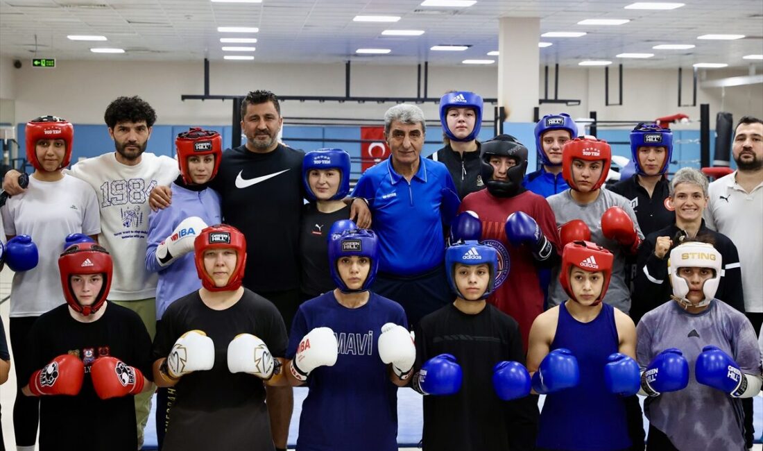 - Yıldız Kadınlar Boks Milli Takımı Başantrenörü Hamdi Yıldırım:
- "Almanya'da