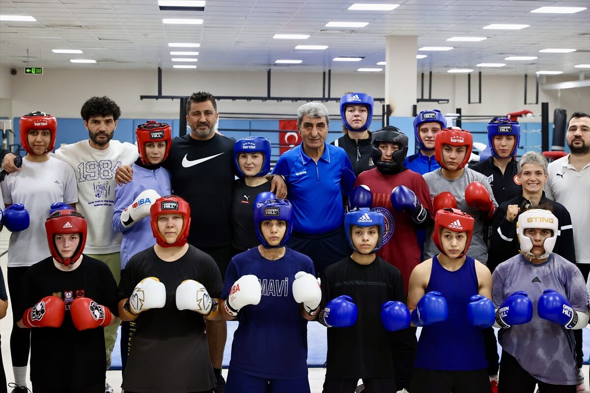 - Yıldız Kadınlar Boks Milli Takımı Başantrenörü Hamdi Yıldırım:
- "Almanya'da