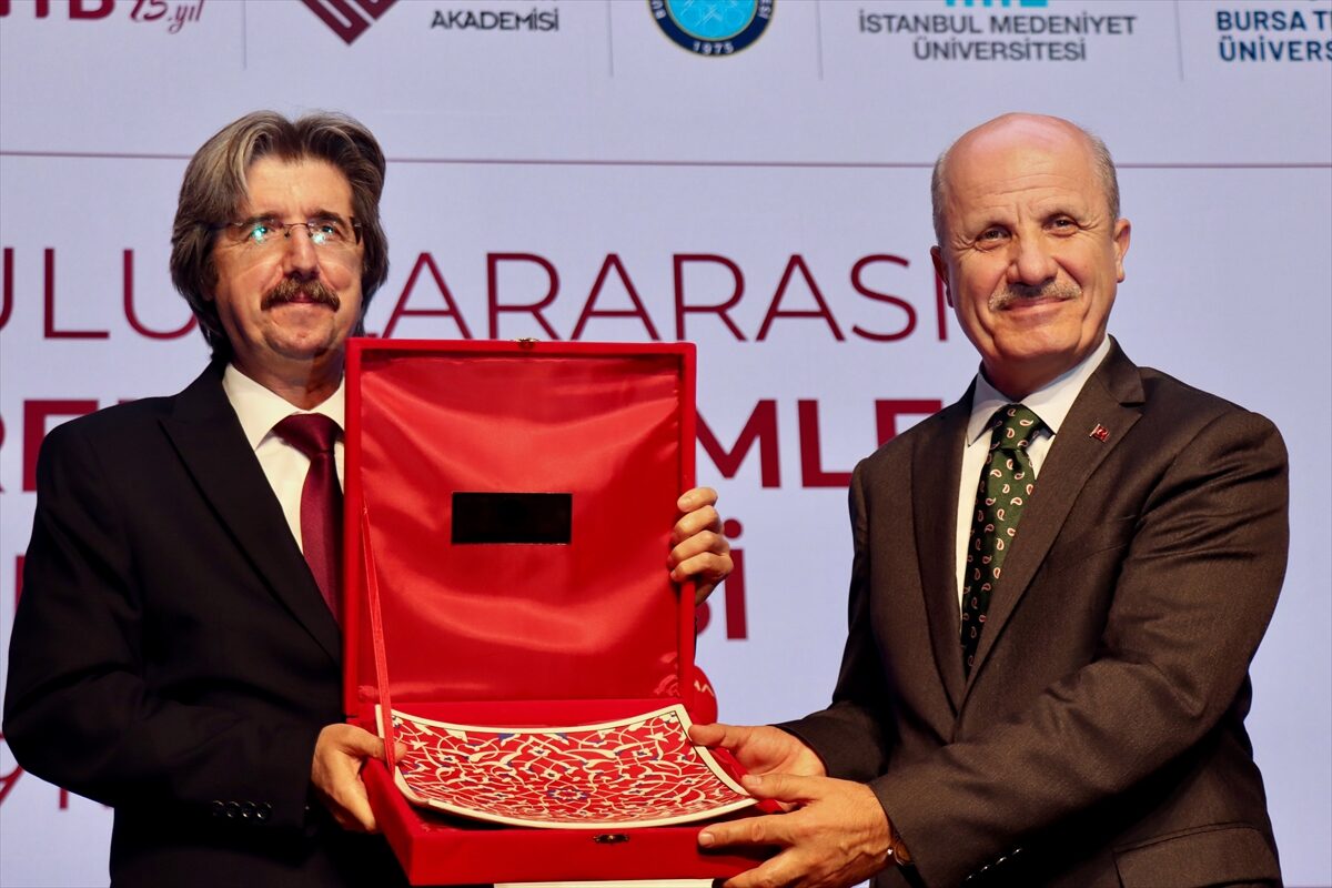 - "Tez, makale ve tüm akademik çalışmalarda, yapay zekanın hangi