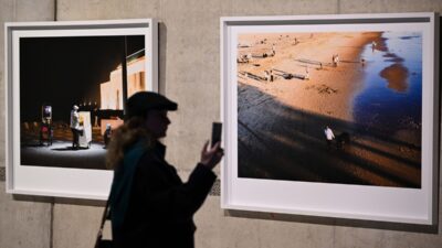 - Serginin küratörü Ebru Yılmaz:
- "Bu sergi tema olarak yalnızlığı