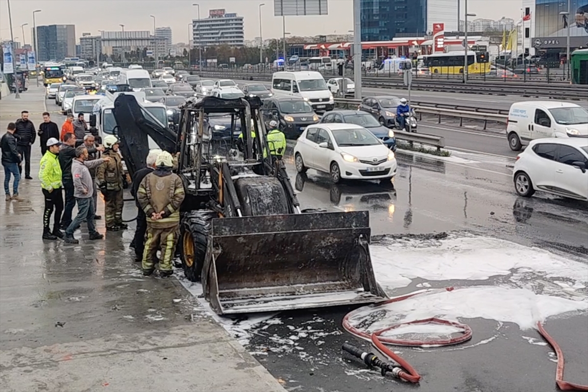İSTANBUL (AA) – Zeytinburnu'nda kara yolunda ilerlerken dumanlar yükselmeye başlayan