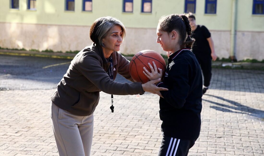 - Milli sporcu Alperen Şengün'ün Giresun'daki ilk ve ortaokul öğretmenleri,