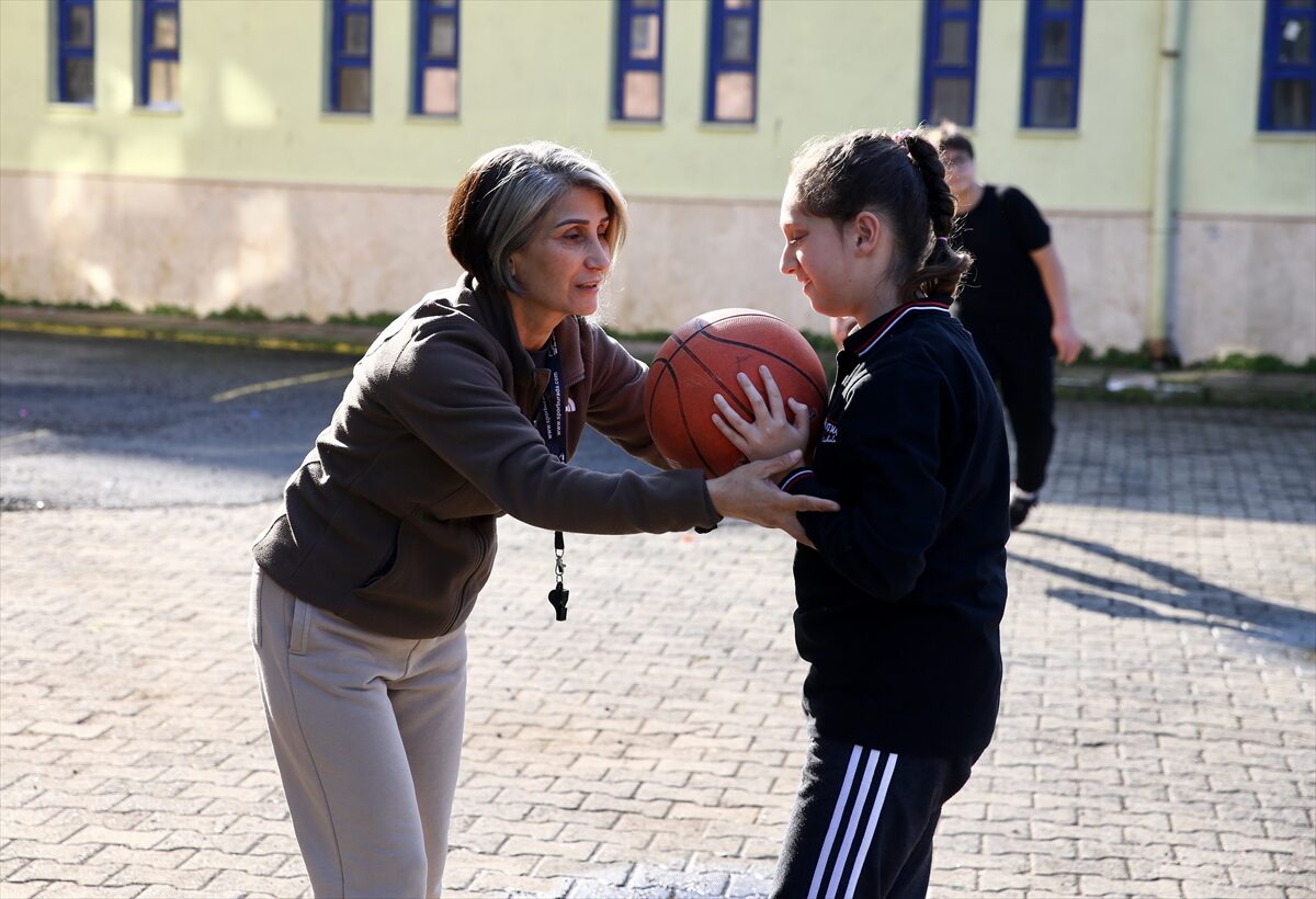 - Milli sporcu Alperen Şengün'ün Giresun'daki ilk ve ortaokul öğretmenleri,