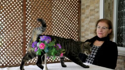 - Oyuncu ve sunucu Kenan İmirzalıoğlu'nun da öğretmenliğini yapan ve