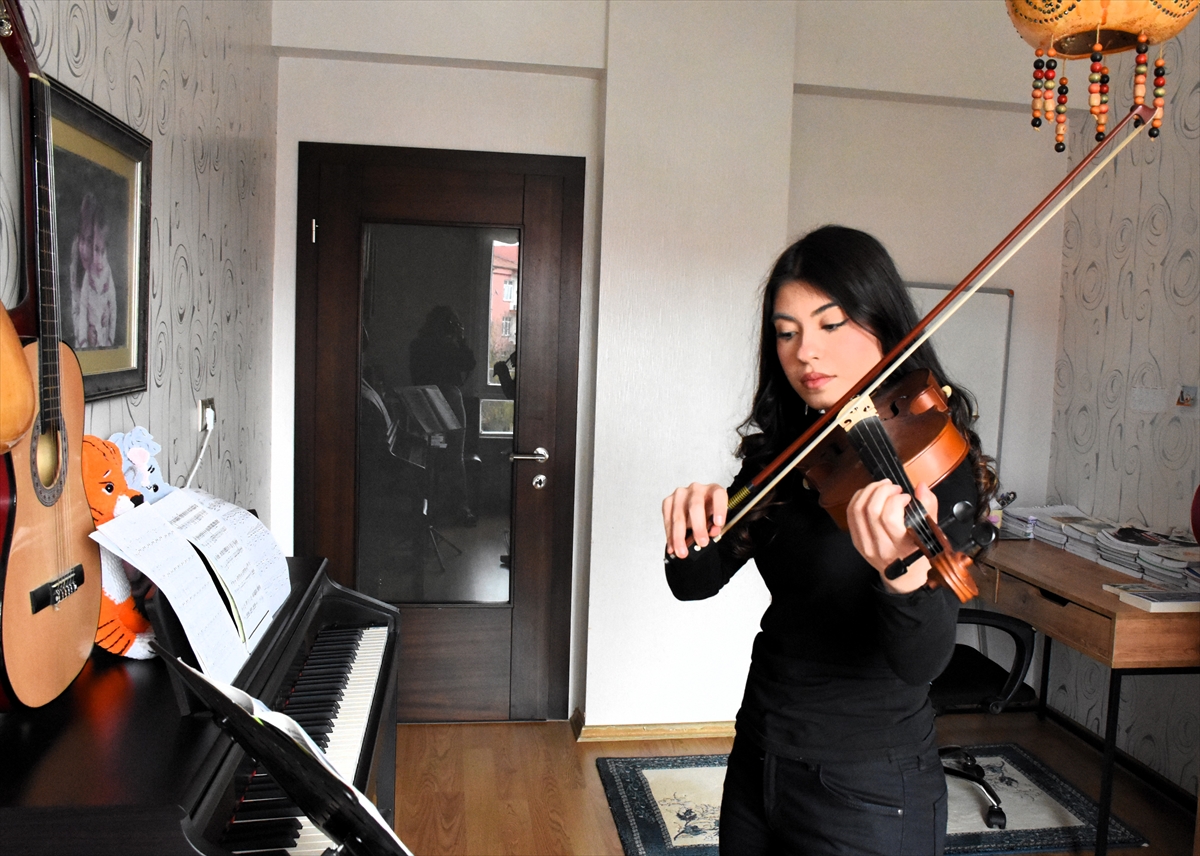 - Aksaray'da 5 yaşında keman çalmaya başlayan Ceren Yılmaz, 14