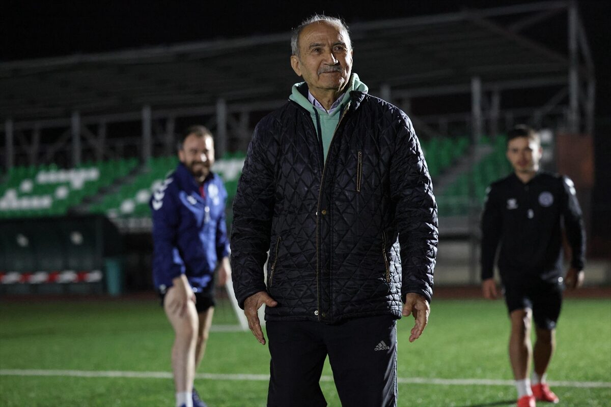 - Zonguldak'ta futbol sevdalısı emekli madenci Özdemir Dayanıklı, antrenörlüğün ardından
