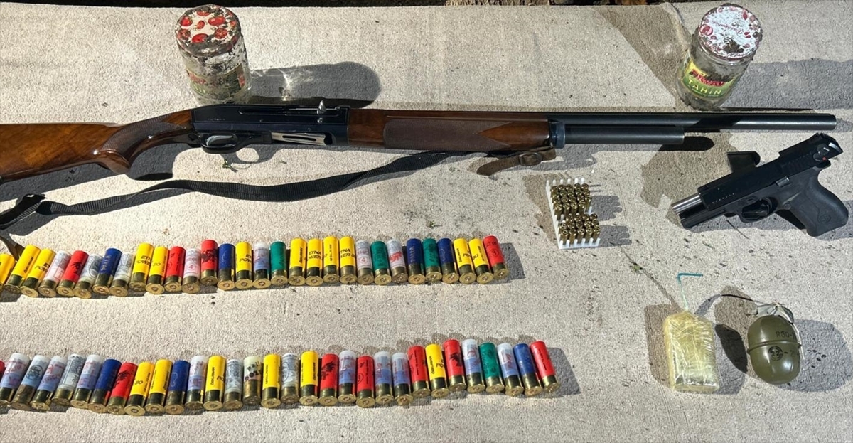 - İkamette yapılan aramada silah ve patlayıcıların bulunması polis kamerasınca