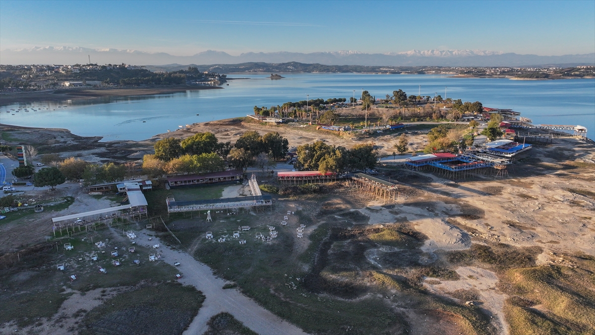 ADANA (AA) – Adana'da Seyhan Baraj Gölü kıyısındaki kaçak yapılaşma