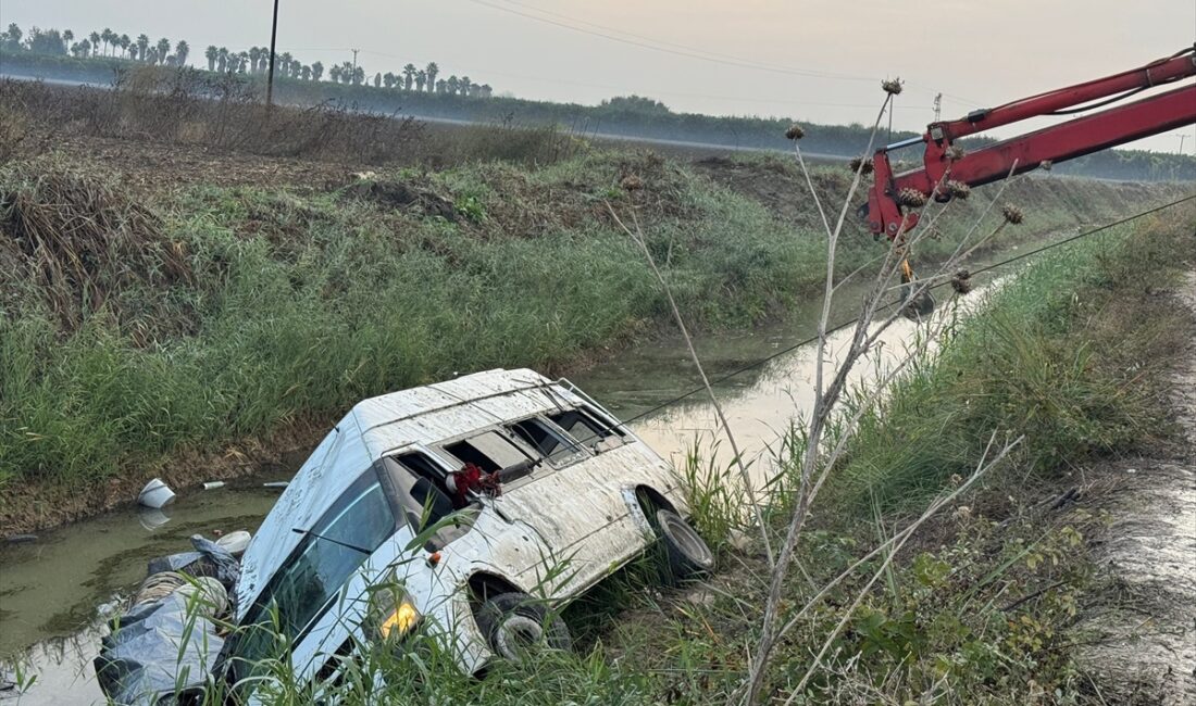 ADANA (AA) – Adana'nın merkez Yüreğir ilçesinde tarım işçilerini taşıyan