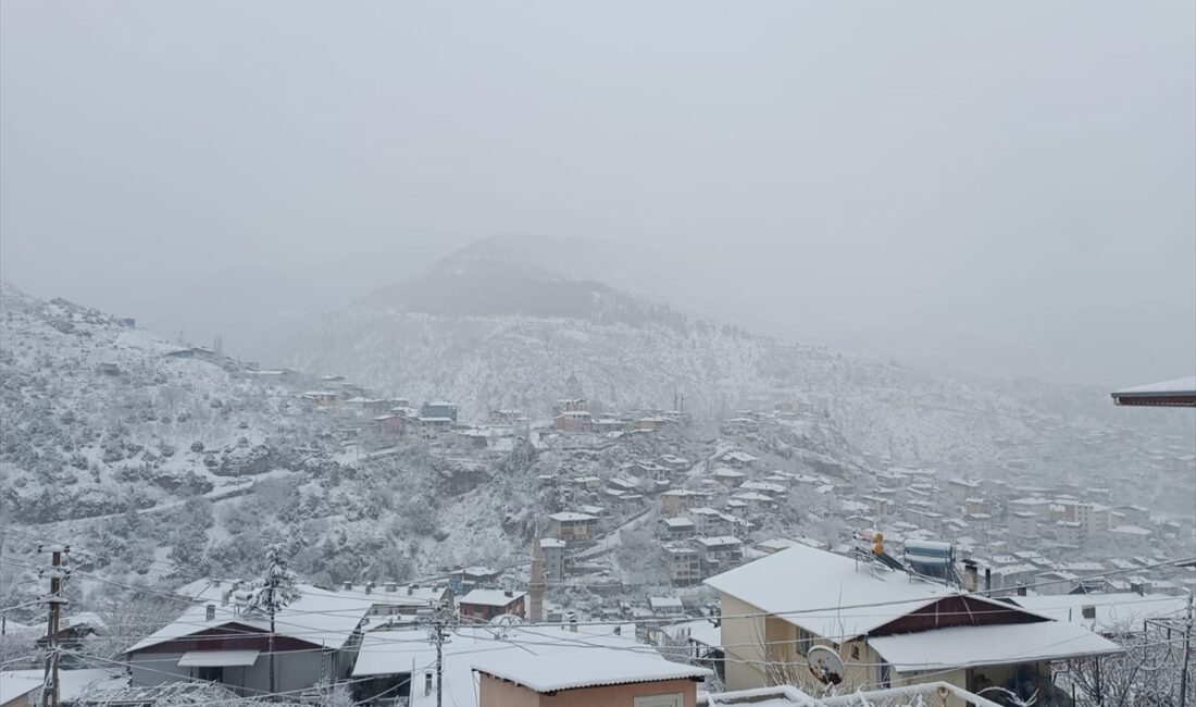 ADANA (AA) – Adana'nın yüksek kesimleri kar yağışı nedeniyle beyaza