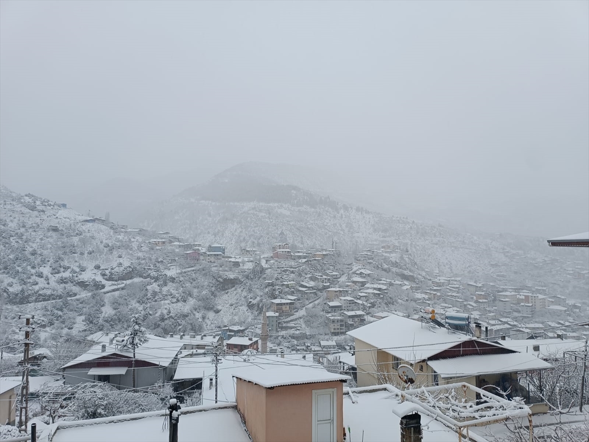ADANA (AA) – Adana'nın yüksek kesimleri kar yağışı nedeniyle beyaza
