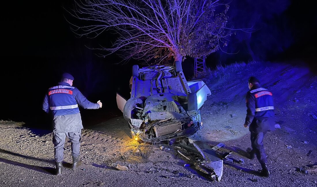 ADIYAMAN (AA) – Adıyaman'ın Kahta ilçesinde otomobilin şarampole devrilmesi sonucu